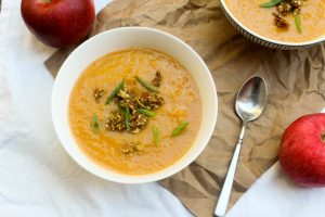 This soup recipe is a mix of all your favorite fall flavors! #glutenfree #vegan