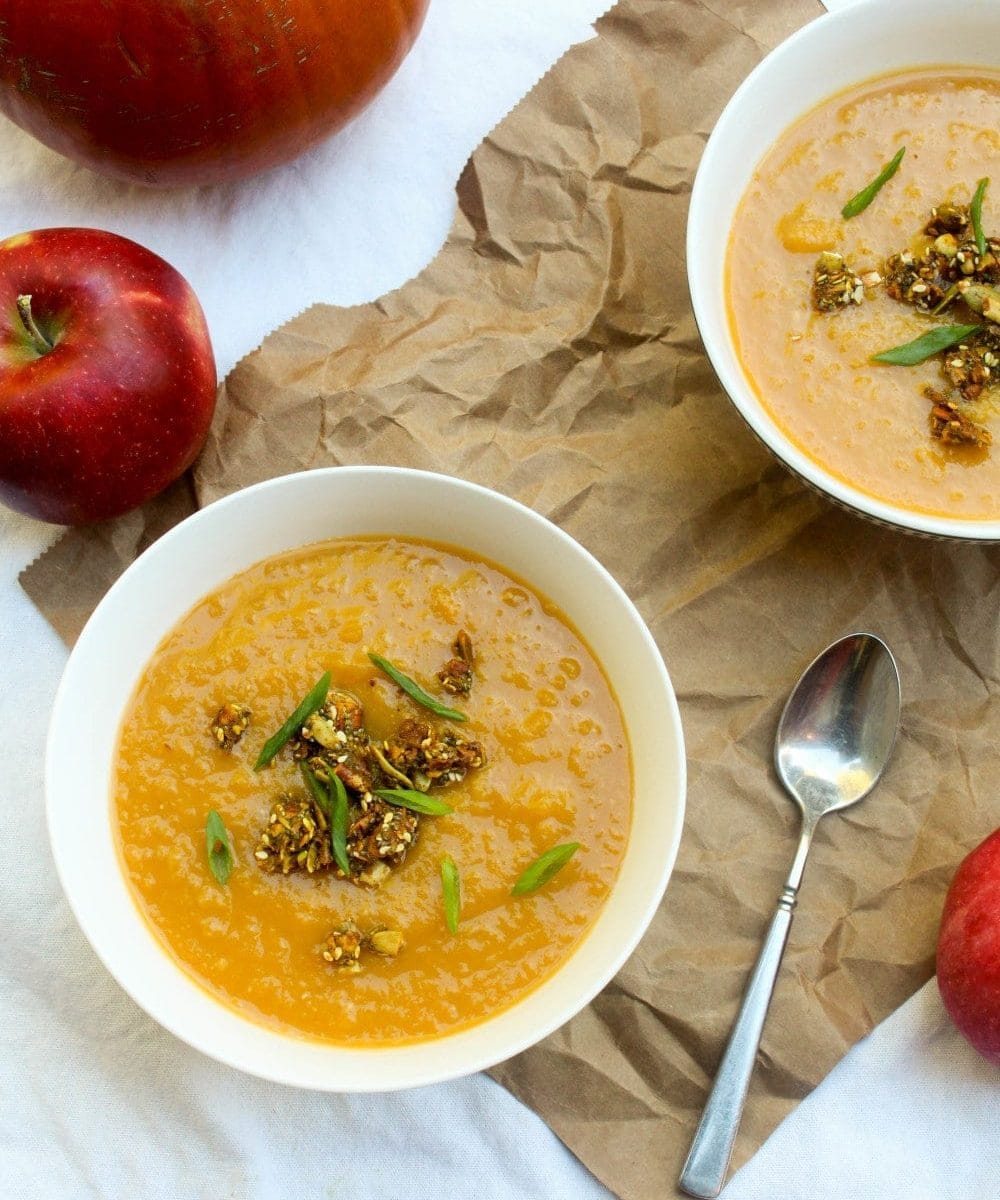 This soup recipe is a mix of all your favorite fall flavors! #glutenfree #vegan