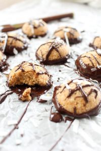 An easy 6 ingredient & one bowl Macaroon Cookie recipe featuring peanut butter and chocolate.