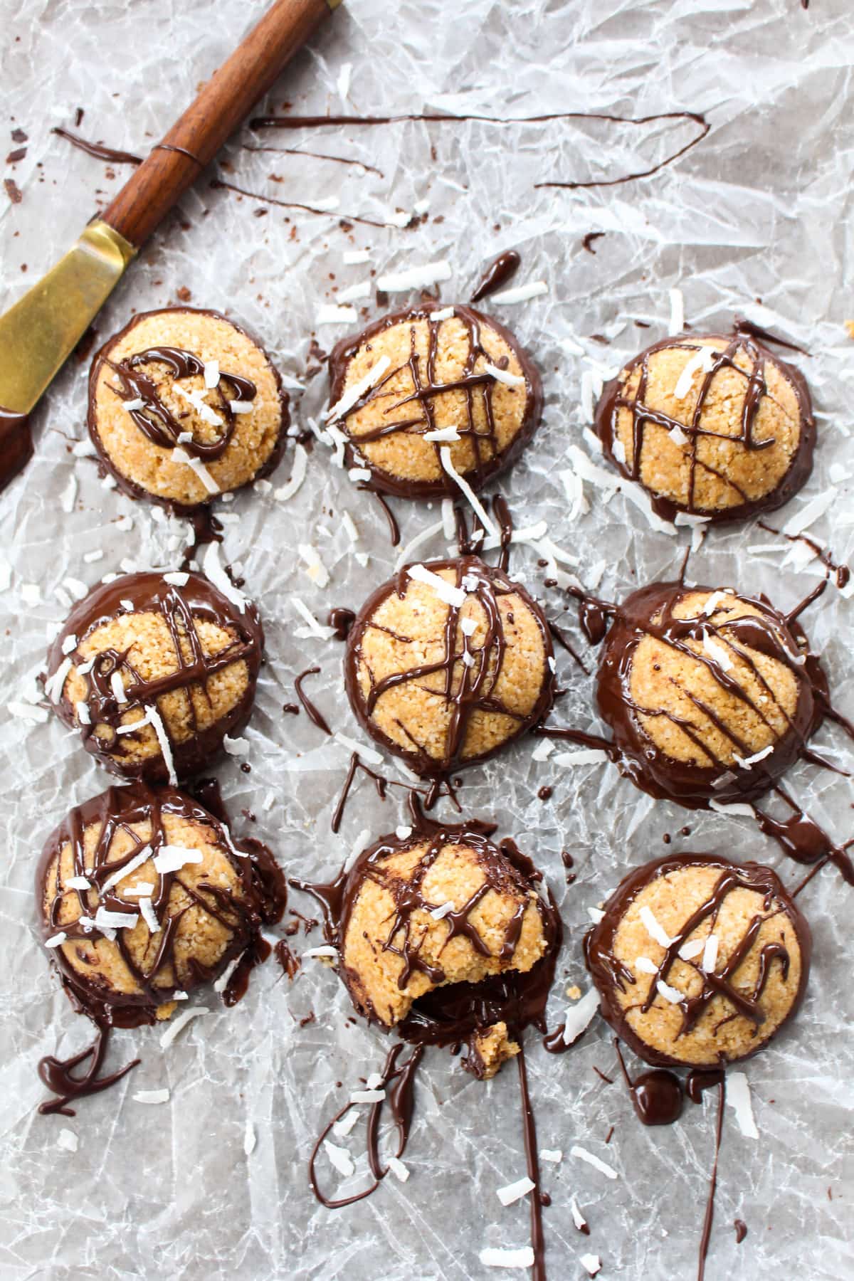 An easy 6 ingredient & one bowl Macaroon Cookie recipe featuring peanut butter and chocolate. 