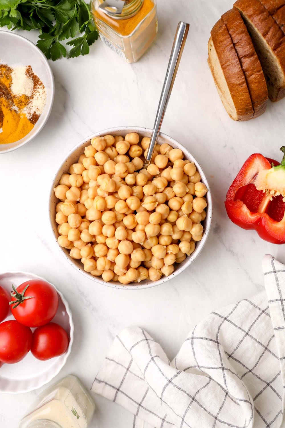 The ingredients needed to make chickpea scramble.