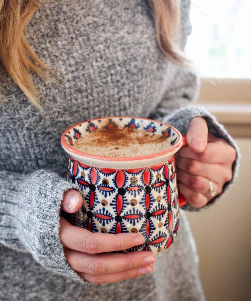This Superfood Maca Latte is a sweet and creamy pick me up that gives you energy without the crash that comes with caffeine. Maca has been known to increase energy, regulate hormones, and reduce inflammation. Easy to make with 5 ingredients and 1 simple step! | CatchingSeeds.com