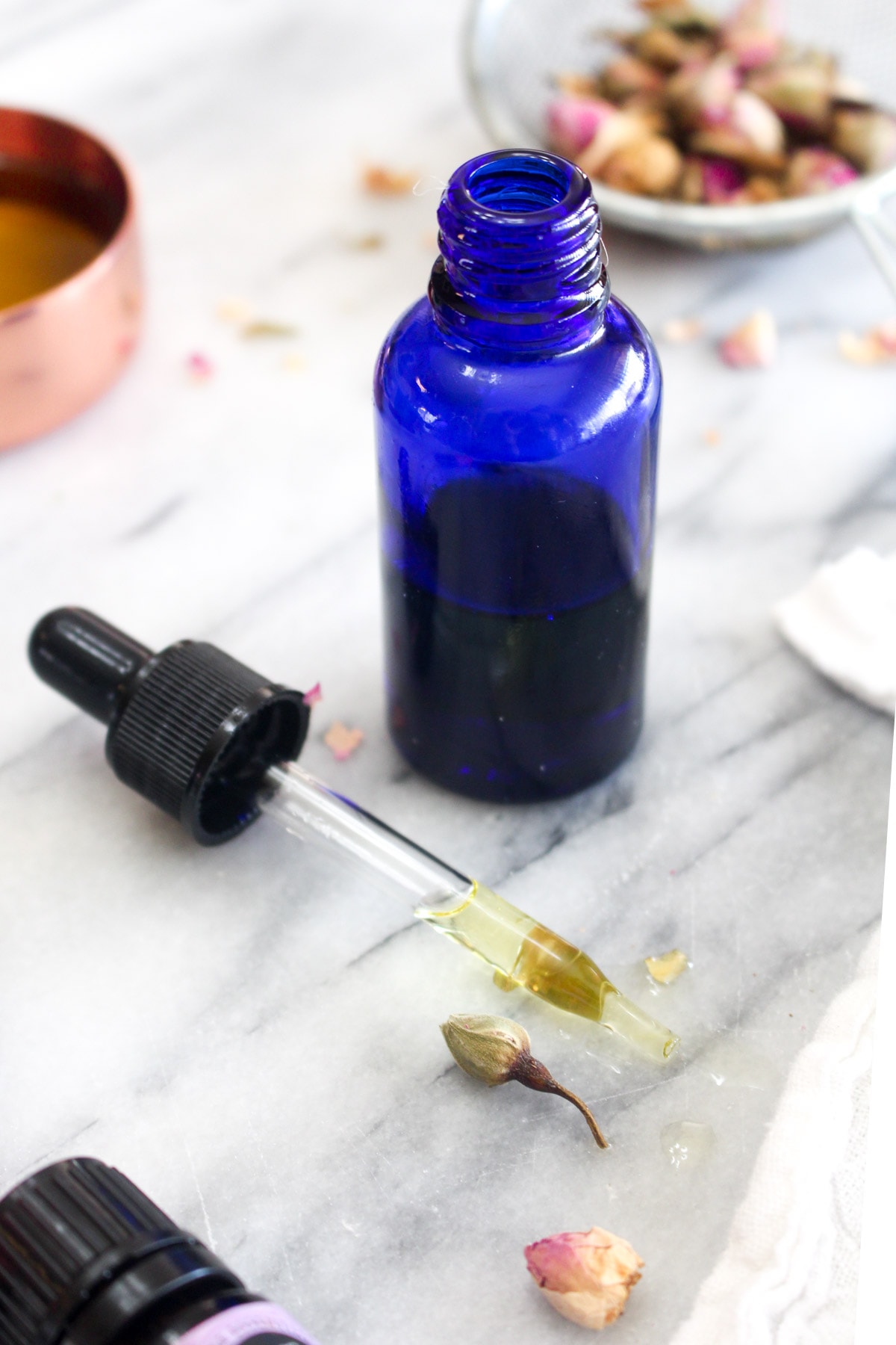 Hydrating Face Serum for Oily Skin is an antioxidant charged facial moisturizer! This easy recipe uses simple non toxic beauty ingredients for glowing skin. | CatchingSeeds.com