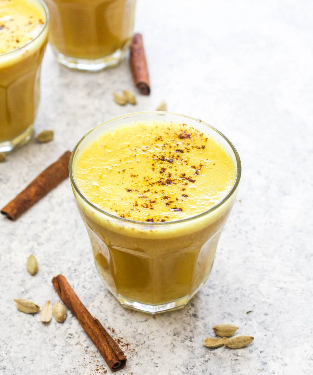 This Turmeric Chai Tea Latte is an easy and nourishing morning beverage! It has a boost of caffeine from black tea, a creamy sweetness, health enhancing turmeric, and a perfectly balanced spice mix. It is vegan, paleo, dairy free, coffee free, and gluten free! | CatchingSeeds.com