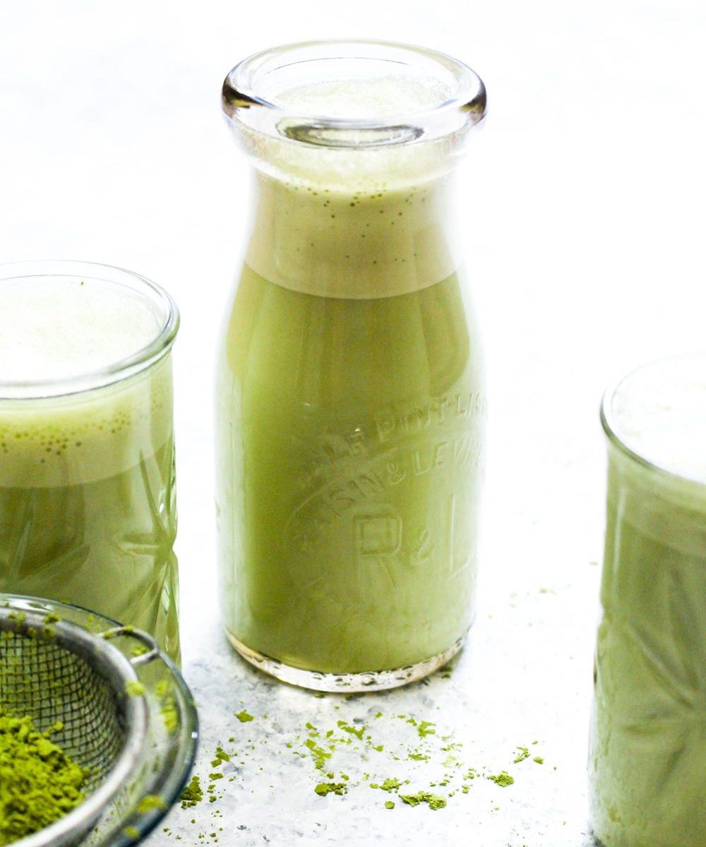 Honey Matcha Almond Milk is a 3 ingredient big batch recipe that will make your morning routine easier. Make this drink on Sunday, and reheat it on busy weekday mornings for a quick and effortless naturally sweetened paleo and vegan matcha latte. Gluten free, grain free, oil free, raw, and healthy! | CatchingSeeds.com