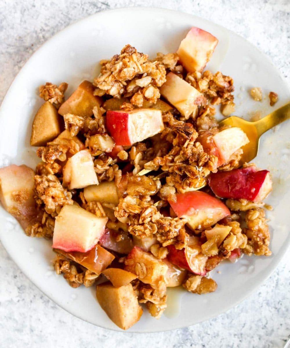 Brunch Apple Crisp with cinnamon and maple strup