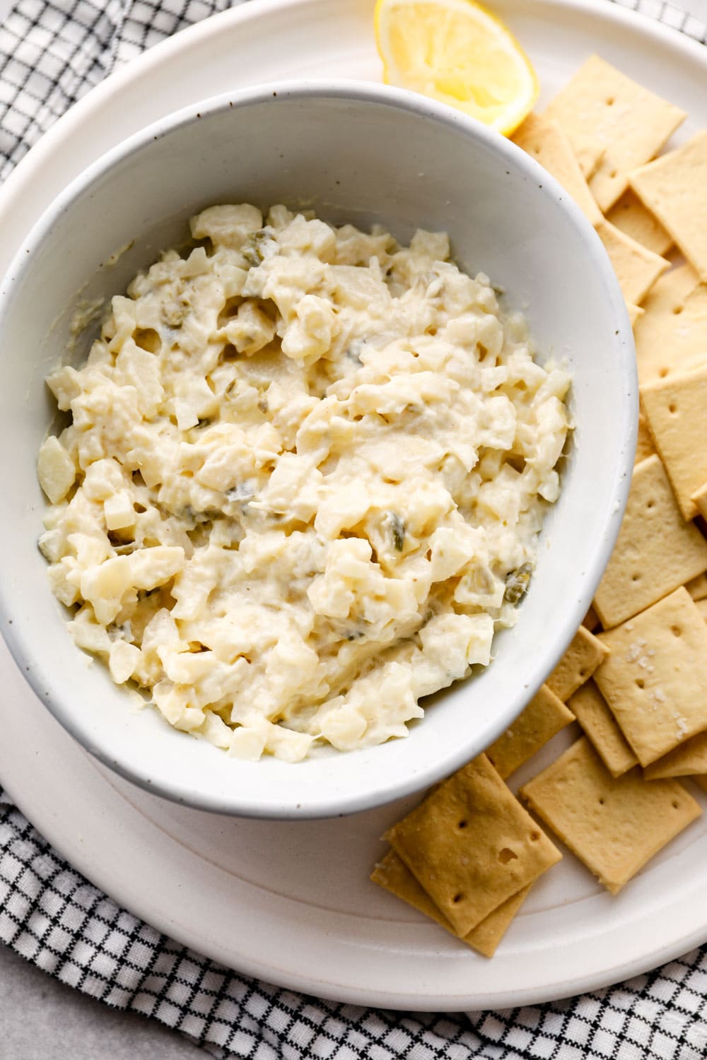 A bowl of vegan tuna with crackers.